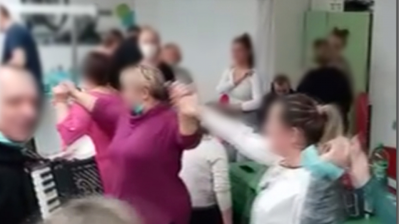 Скандално ВИДЕО: Медсестри играят хоро без маски в ковид отделение