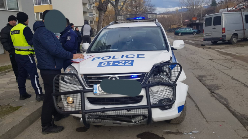 Полицейски патрул катастрофира след зрелищна гонка с джигит в Благоевград СНИМКИ 
