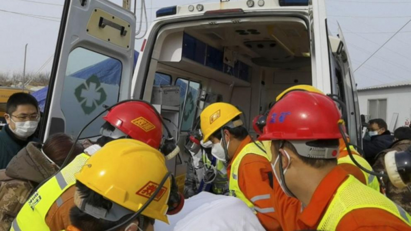 Чудо! Спасиха 7 китайски миньори, затрупани преди 14 дни в златна мина ВИДЕО