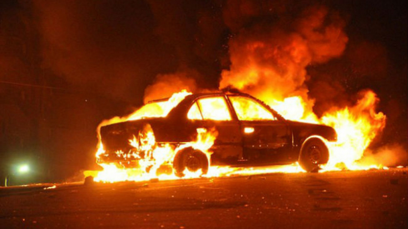 Сигнал до БЛИЦ: Кола пламна като факла в столицата