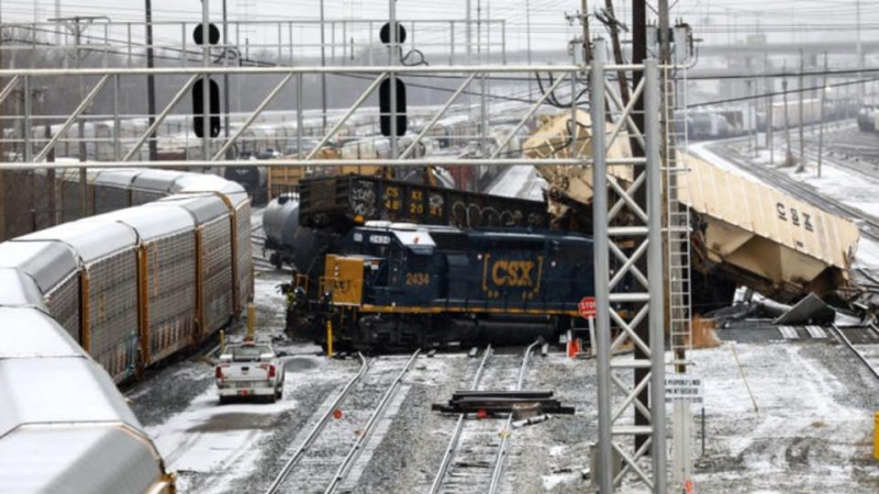 Седем вагона на влак дерайлираха в САЩ, има разлив на гориво ВИДЕО
