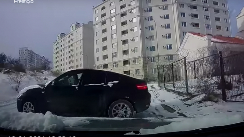 Луксозно BMW X6 се изложи позорно на заледен път ВИДЕО 