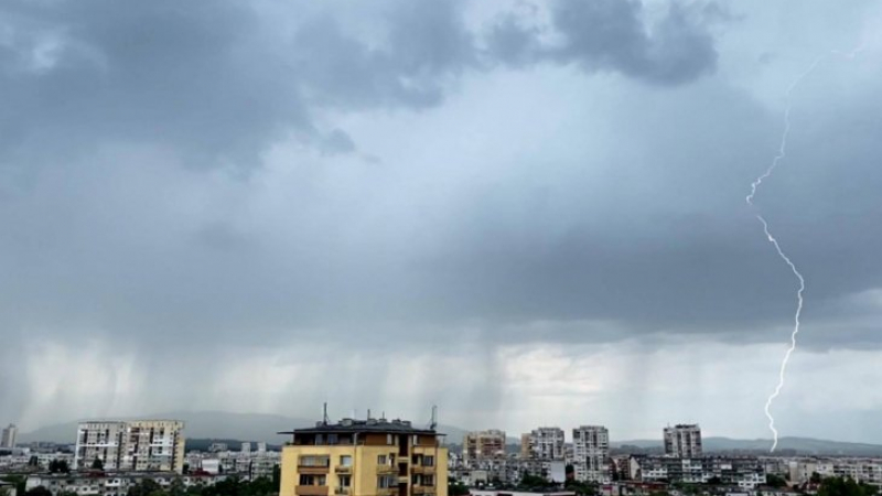 Започна се! Гръмотевични бури и градушки удариха България, опасно време дебне в... СНИМКИ