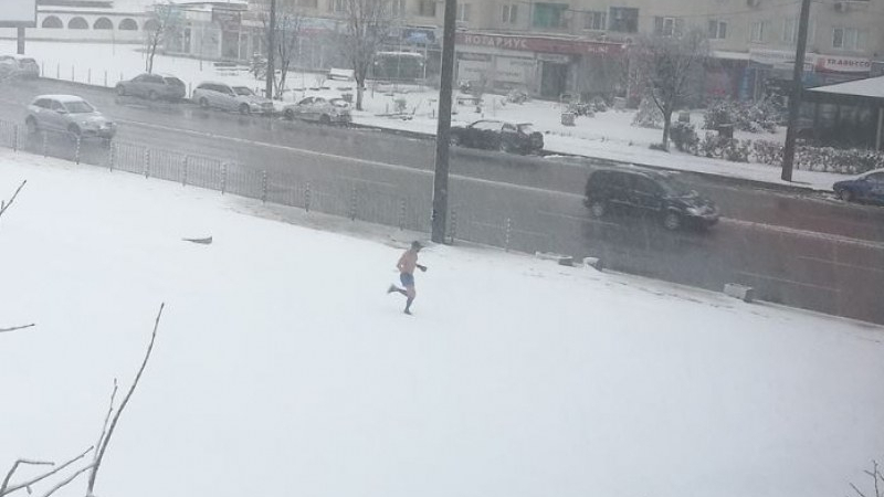 Спипан на калъп? Полугол софиянец бяга в снега СНИМКИ