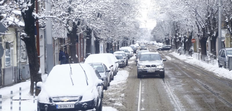 Фирмите отговарящи за чистотата в София изринаха купища сняг, множество булеварди са почистени до асфалт