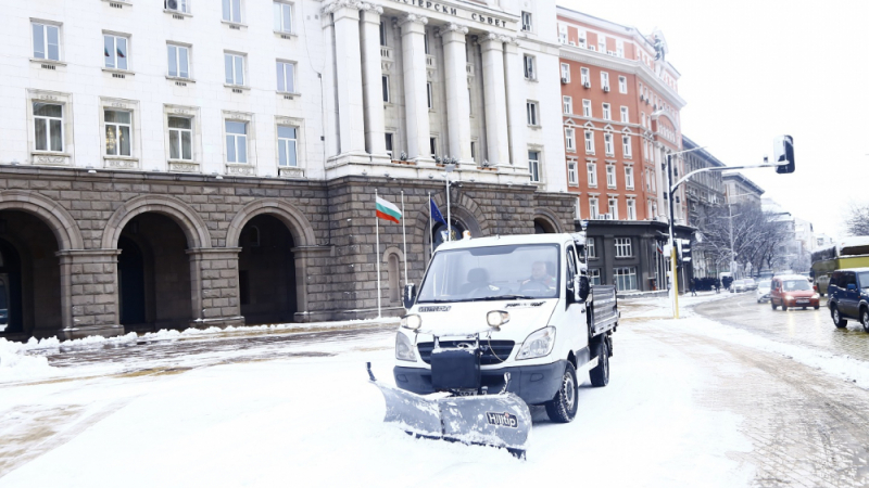 Ето какво се случва по заснежените пътища на България