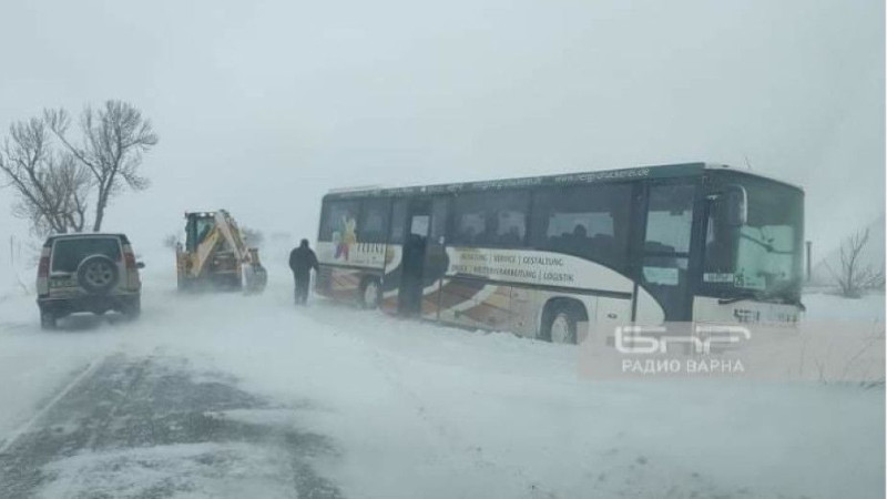 Снегокалипсис в Североизтока! Коли в огромните преспи, а линейка с малко дете... ВИДЕО