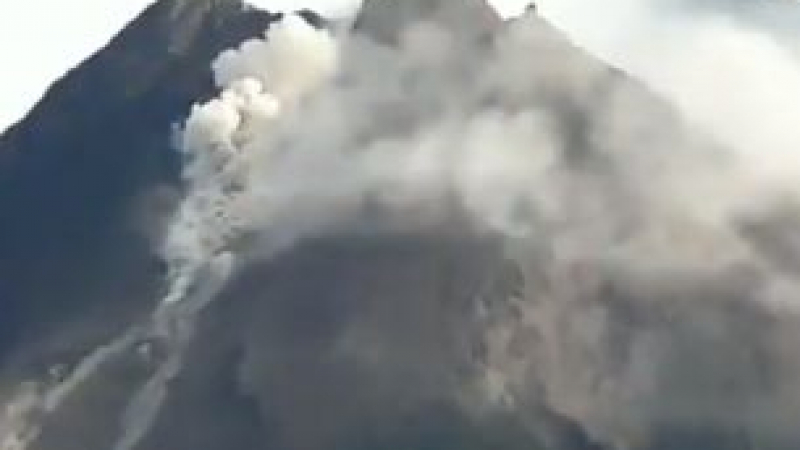 Вулканът Мерапи изригна мощно тази сутрин ВИДЕО