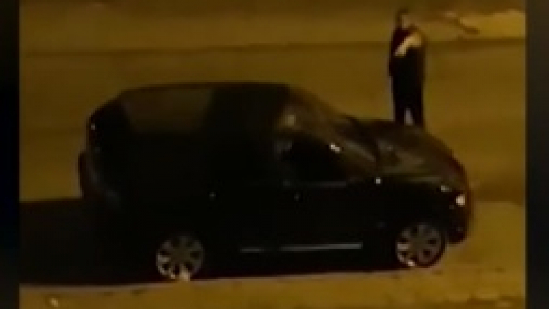 Eкшън в столицата: Мъж хвана крадец, докато обира колата му ВИДЕО