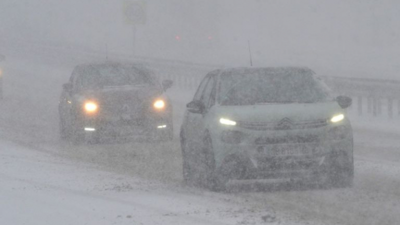 Огромна опасност на "Тракия"! Снежно торнадо на магистралата, видимостта пада до нула