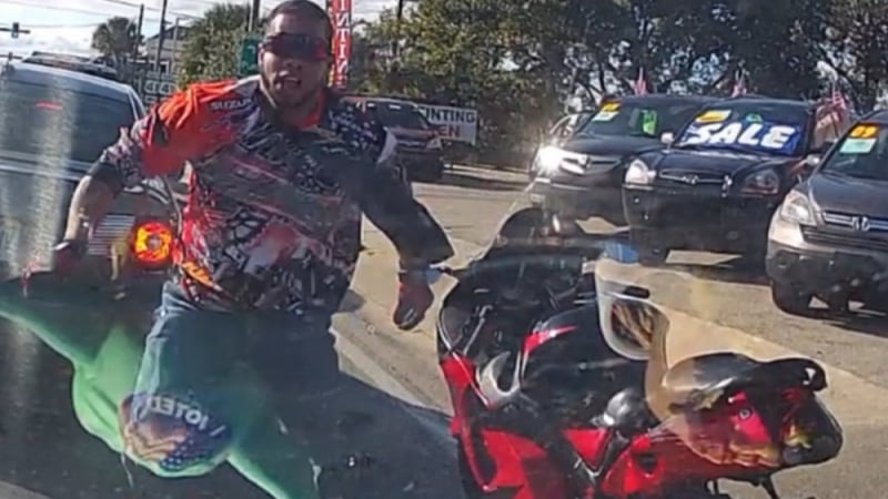 Брутален бой на пътя между мотористи и шофьор шокира очевидците ВИДЕО 18+