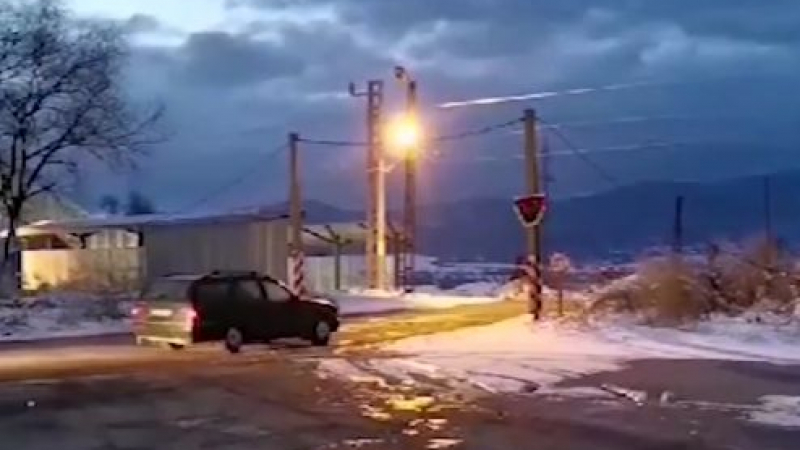 Шофьори си играят на руска рулетка на жп прелез край София 