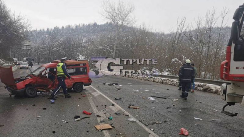 Тежка катастрофа с две коли край Търново СНИМКИ 