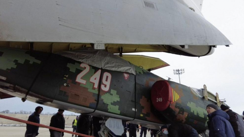 Доставиха седмия модернизиран Су-25 в авиобаза "Безмер"