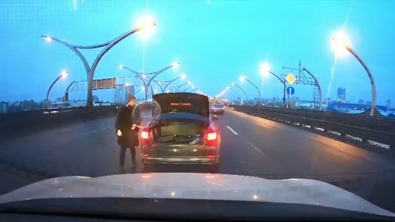 Страховито ВИДЕО: Девойка с Audi живее втори живот след спиране на магистрала