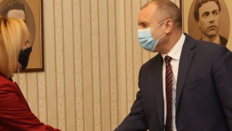 Тънки сметки: Манолова подкрепи Радев за втори мандат