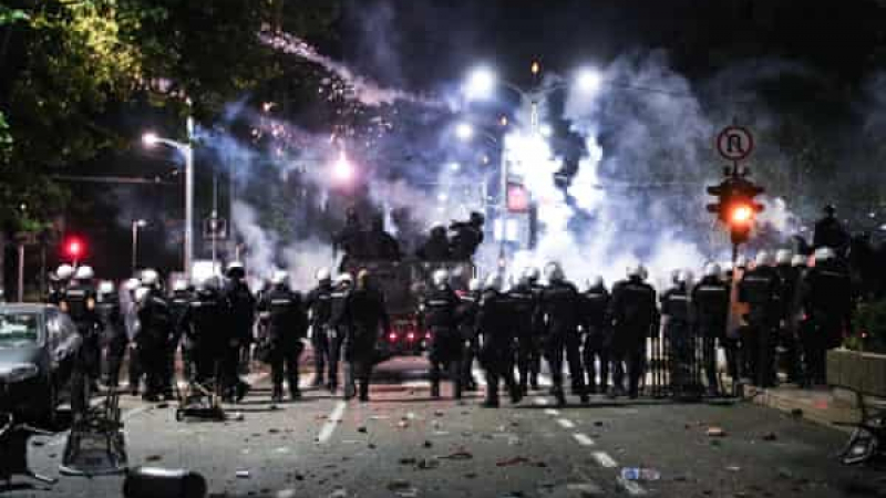 Яростни бунтове и полицейско насилие в Европа заради К-19 мерките ВИДЕО