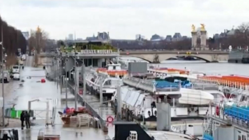 Опасност от наводнение надвисна над Париж заради придошлата Сена ВИДЕО