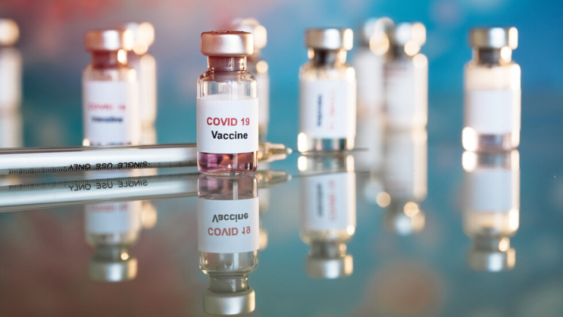 От АстраЗенека допуснали неволна грешка при изпитанията на ваксината, която покрили