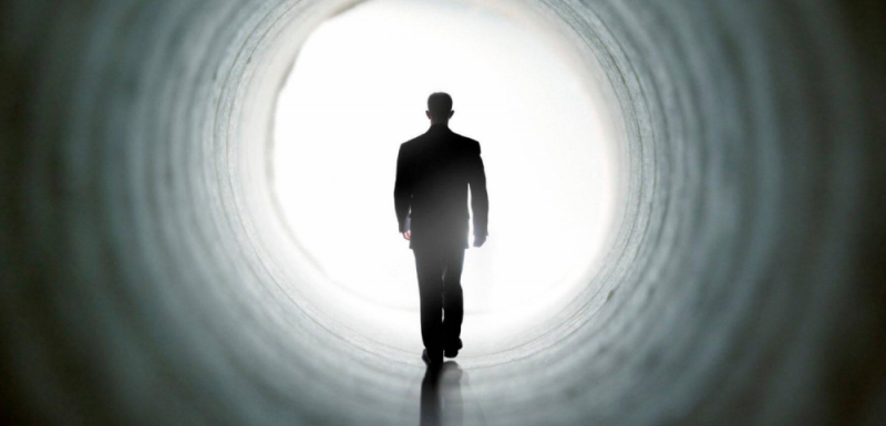 Учени обясниха защо хората виждат светлина в края на тунела, преди да умрат