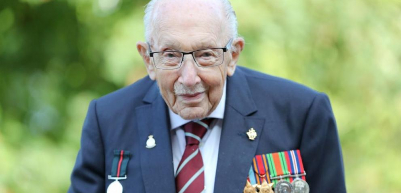 Великобритания се сбогува със 100-годишният капитан сър Том Мур