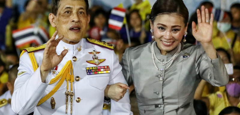 Съпругата на краля на Тайланд изчезна след скандала с голите снимки на любовницата му