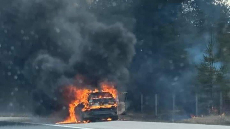Огнен ад на "Тракия": Кола гори като факла СНИМКА 
