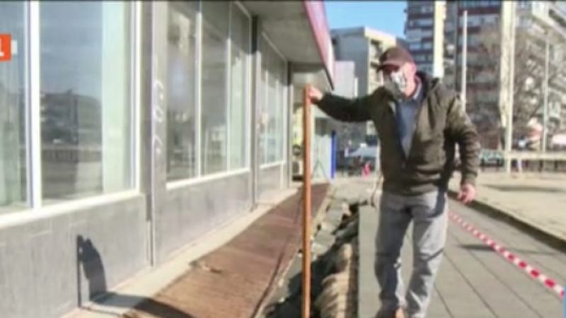 Тротоар в Русе се "разцепи" и погълна пешеходец