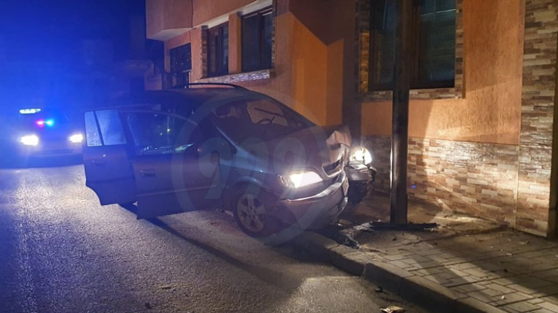 14-г. "шофьор" се заби в стълб след зрелищна гонка с полицията СНИМКА 