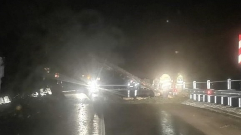Страховито: Буря блокираха основен път в Смолянско