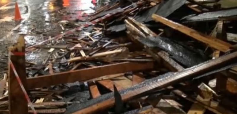 Покрив на блок в Несебър е паднал като бомба върху булевард СНИМКИ   