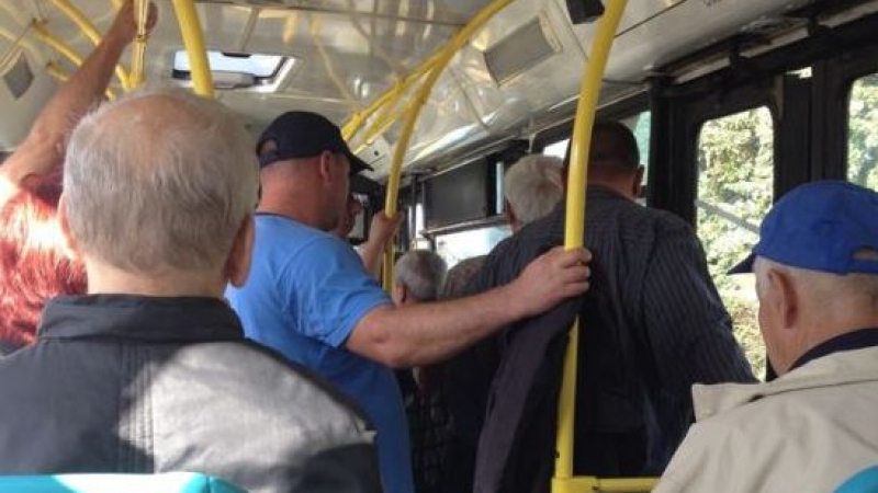 Цигани опитаха да преджобят възрастен пловдивчанин в рейса, пътник се намеси и стана страшно