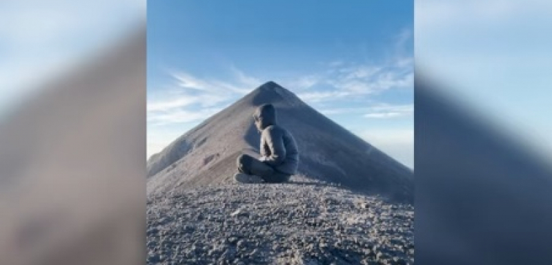 Зрелищно ВИДЕО: Момче медитира в планината, а зад него изригна вулкан 