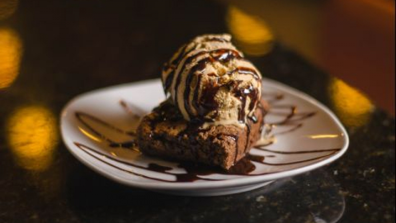 Тази рецепта ще ни оправи настроението: Замразени карамелизирани хапки с шоколад и сладолед