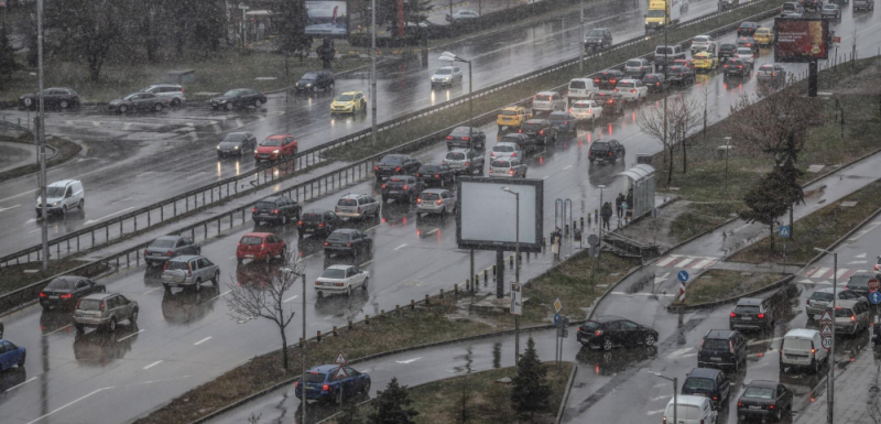 Снежна буря удари София, причини транспортен хаос СНИМКИ