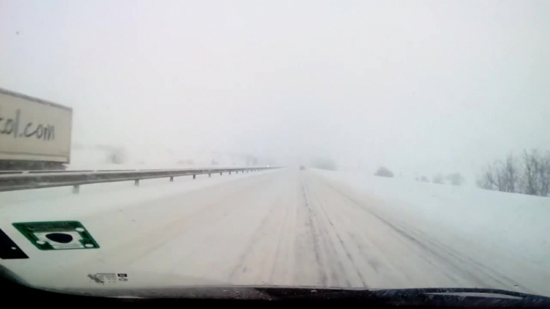 Снегът блокира АМ "Тракия", пускат поетапно трафика край Вакарел