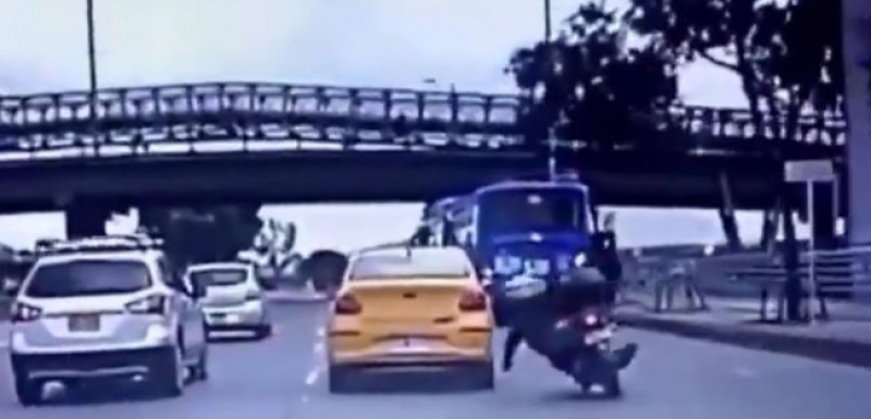 Зрелищни ВИДЕА: Кармата наказа нагъл шофьор, бутнал мъж със скутер