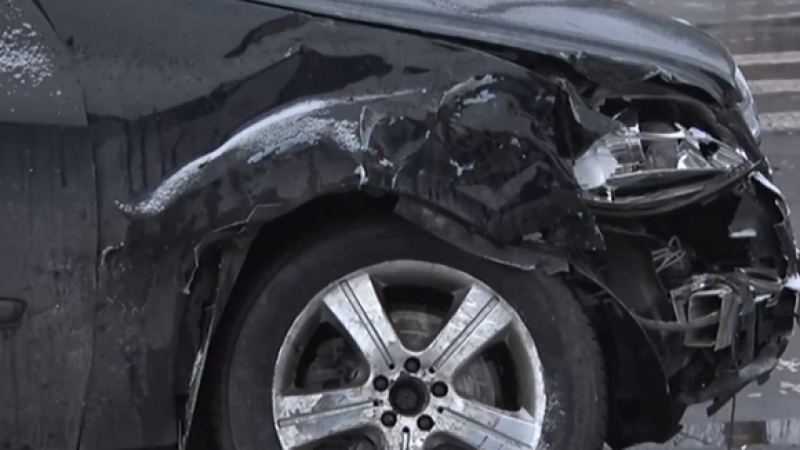 Катастрофа с четири коли на кръстовище в София ВИДЕО 
