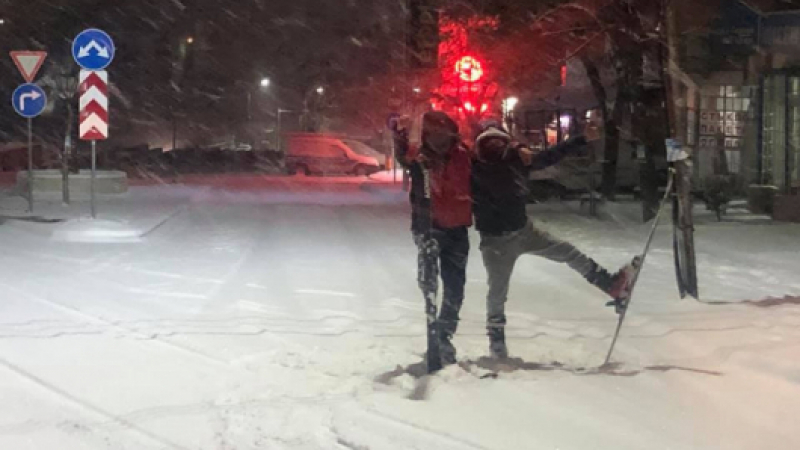 Петрич ми е Алпите: Извадиха ски из улиците на града СНИМКА 