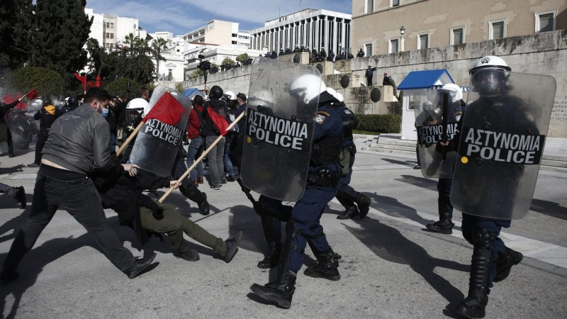 Протести в Атина заради мерките, разпръсват хората със сълзотворен газ 
