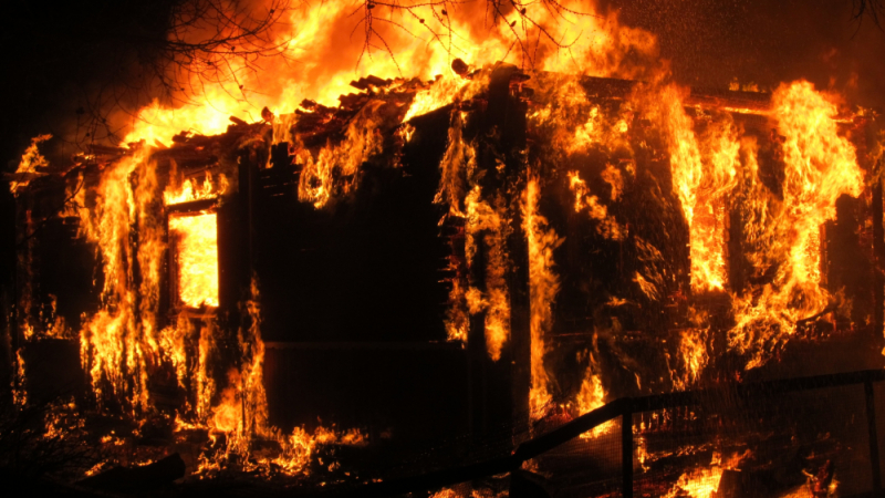 Сестри изгоряха живи докато гонеха духа на мъртвия си баща 
