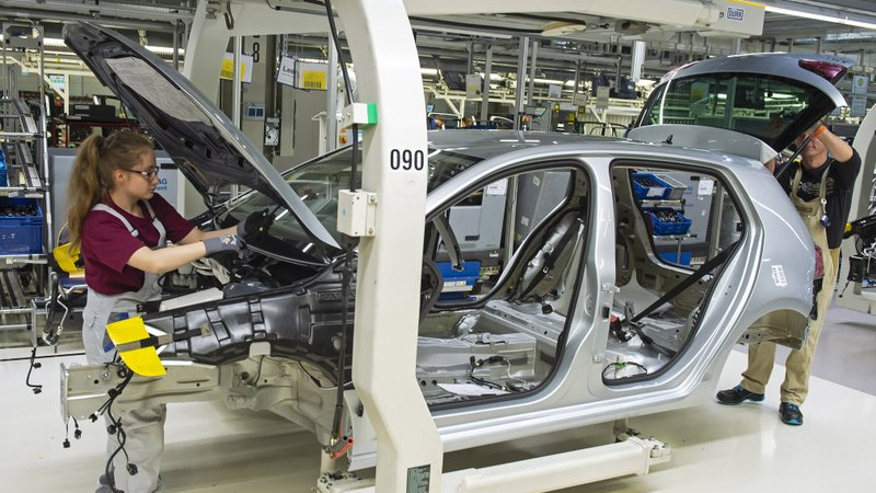 Задава се крах на германската автомобилна промишленост - заводите спират, ето защо 