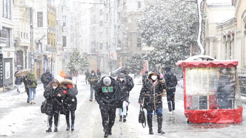 Снежна стихия удари Турция, Истанбул и Анкара парализирани