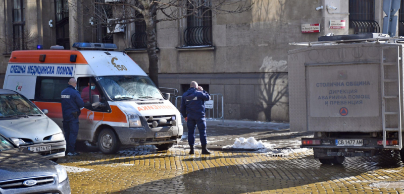 Опасно кървав инцидент в центъра на София! СНИМКИ 18+