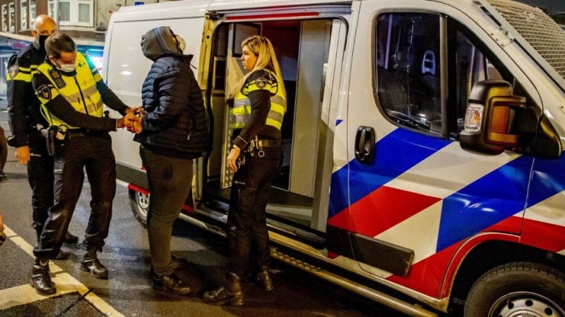 Съдът отмени полицейския час в Нидерландия; правителството отново контра