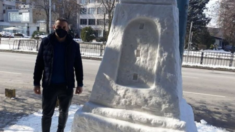 Двуметров Паметник на свободата от лед събира погледите на пловдивчани СНИМКИ 