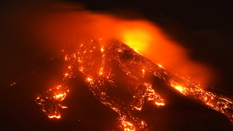 Вулканът Етна зрелищно изригна ВИДЕО
