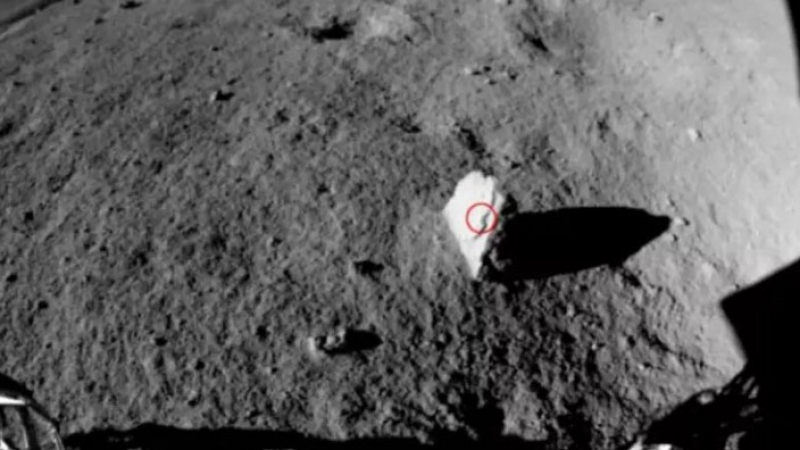 Китайският луноход откри необичаен камък на обратната страна на Луната