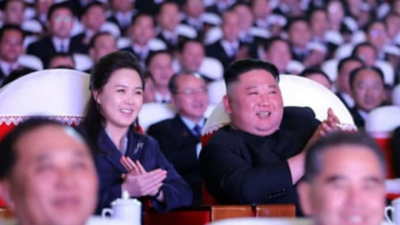 Северна Корея си отдъхна, Ким Чен Ун се появи със съпругата си 