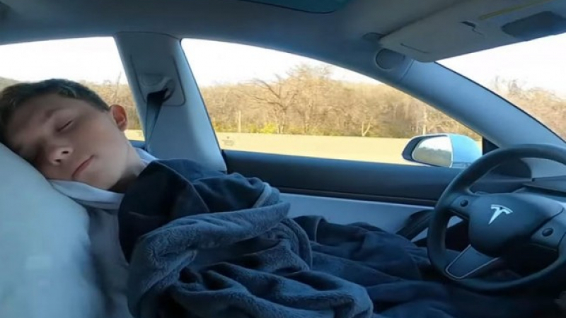 Майка шокира с глупостта си: Ето какво позволи на сина си в колата си ВИДЕО 